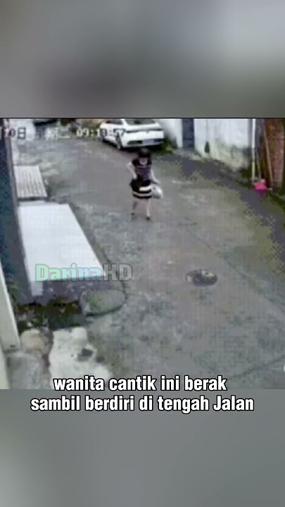 Wanita cantik Berak Di Tengah Jalan Sambil berdiri