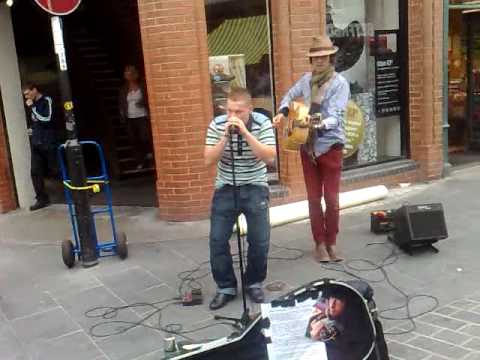 David Strachan Singing Maggie May in Liverpool Cit...