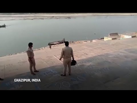 Hallan decenas de cadáveres en río en la India