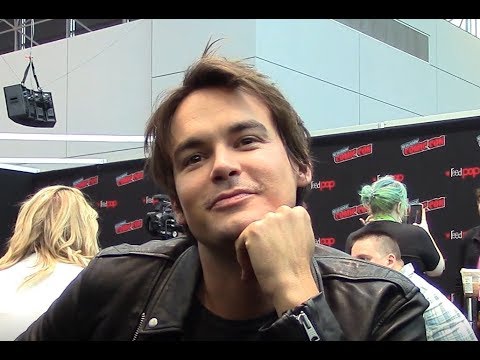 roswell,-new-mexico---tyler-blackburn-interview,-season-2