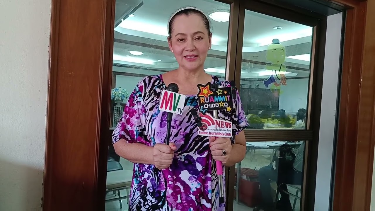 ละคร ไฟน้ำค้าง 2567 ในโลกที่เงินตราและอำนาจสามารถบิดเบือนทุกสิ่งได้ พลับพลา หญิงสาวผู้ยึดมั่นในศักดิ์ศรีและความถูกต้อง กลับถูกโชคชะตาเล่นตลก เมื่อต้องเผชิญหน้ากับ ภีม ชายหนุ่มผู้เพียบพร้อมแต่เต็มไปด้วยความแค้น เขาเข้าใจผิดว่าเธอคือ "เมียน้อย" ที่ทำลายครอบครัว และเริ่มต้นเกมแห่งการแก้แค้นด้วยไฟริษยาที่ร้อนแรง แต่เมื่อม่านแห่งความเข้าใจผิดถูกเปิดออก เผยให้เห็นถึงความบริสุทธิ์ของหัวใจที่ยอมทำทุกอย่างเพื่อปกป้องคนที่รัก เกมรักที่เขาเริ่มต้นจึงค่อย ๆ เปลี่ยนเป็นความรู้สึกที่ลึกซึ้งยิ่งกว่า ความแค้นจะสามารถแปรเปลี่ยนเป็นรักแท้ได้หรือไม่ และหัวใจที่เคยเต็มไปด้วยบาดแผลจะได้รับการเยียวยาจากความจริงอันแสนเจ็บปวดได้อย่างไร 24 hq720