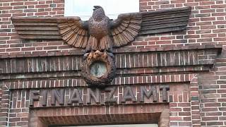 Entnazifizierter Reichsadler Mit Herausgemeißeltem Hakenkreuz Über Dem Eingang Finanzamt Schleswig
