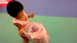 990828寶寶搬搬樂(搬尿布).mp4