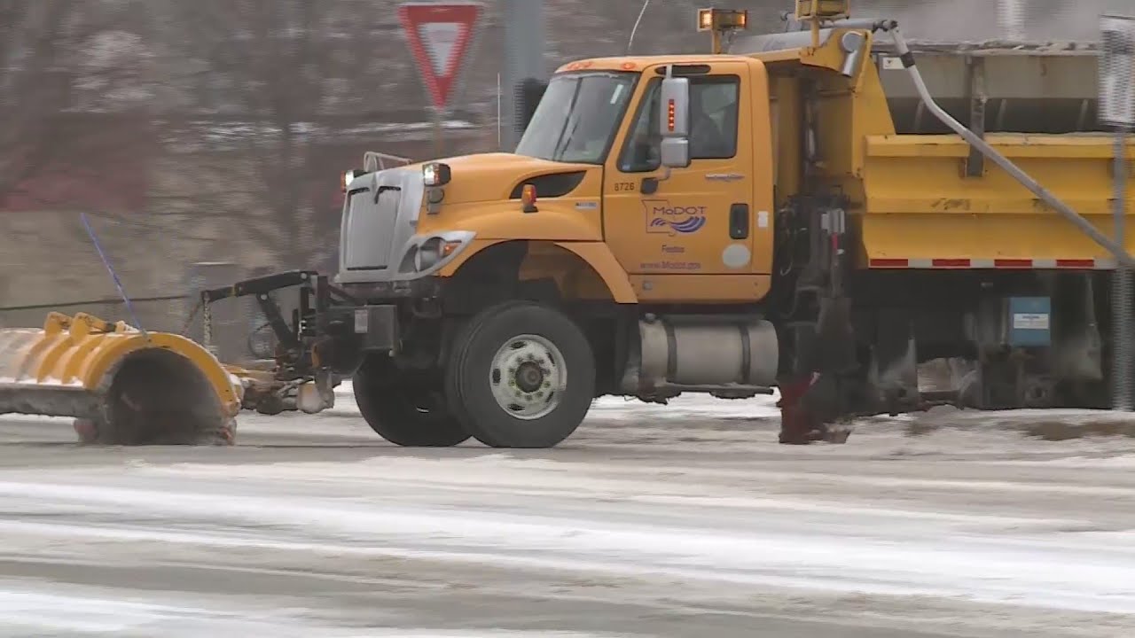 MoDOT crews working 12-hour shifts to clear roads - YouTube