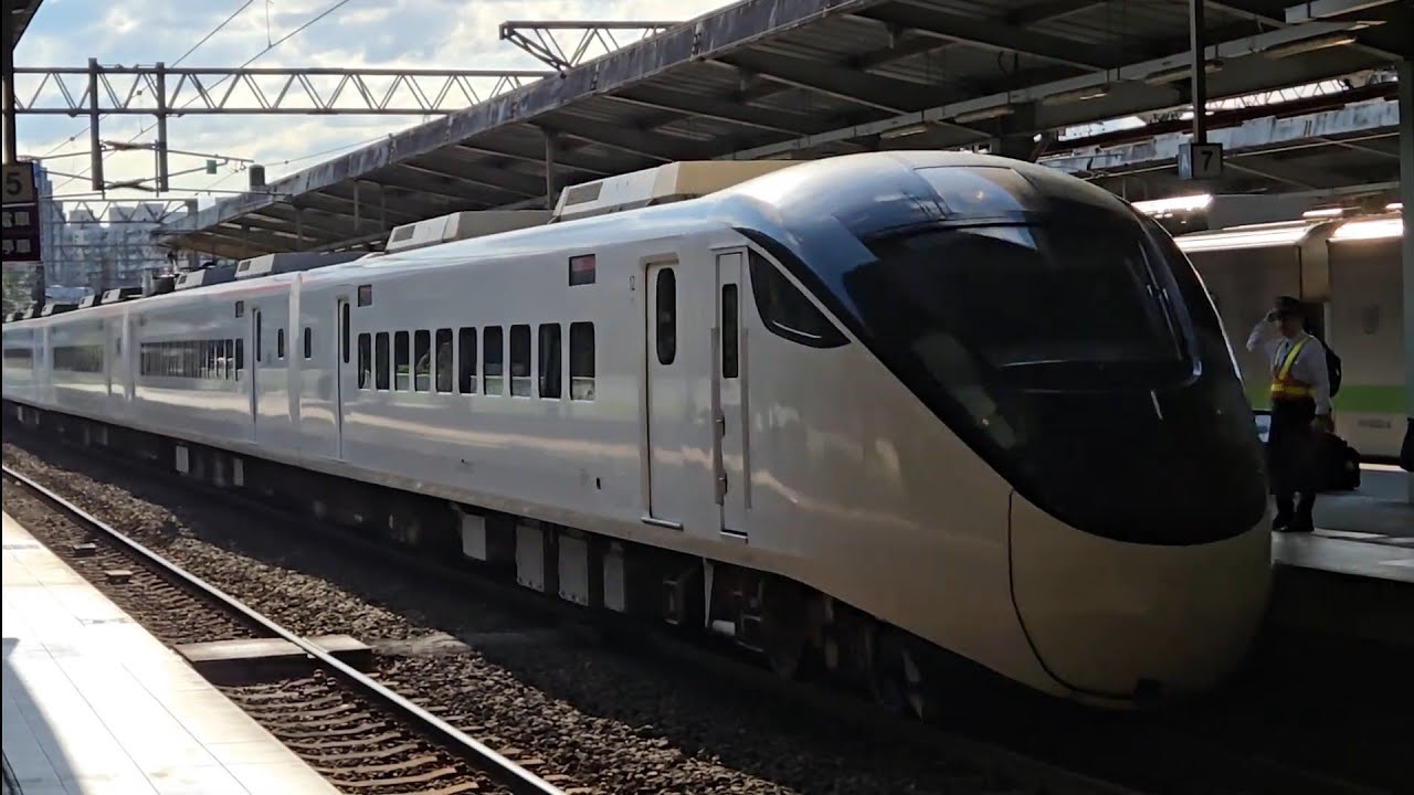 432次樹林發車開往新左營的EMU3000型十二輛編組EMU3007皮蛋豆腐騰雲號紅色帶新城際自強號列車，和1198次苗栗發車經由山線開往基隆的銀綠色微笑號EMU900型十輛一編組EMU920區間車