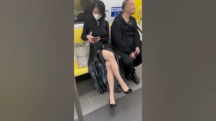 Traditional costumes and modern life horse-faced skirts taken on the subway - DayDayNews