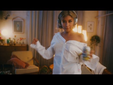 ローラ、ボーイフレンドシャツで太もも＆肩チラリ　“ローラの部屋”を疑似体験できる『ジムビーム』WEB-CM公開