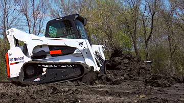 Kolik váží traktor T870 Bobcat?