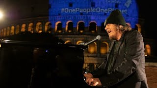 ZUCCHERO interpreta il brano Canta la vita davanti al Colosseo #OnePeopleOnePlanet (Clip)