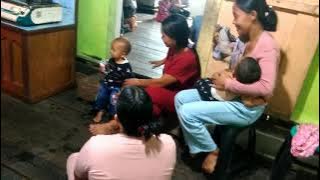 Kehidupan suku wanita dayak asli, sangat harmoni,mama muda menyusui ikut juga, simak ya...