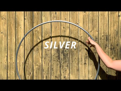 Dieses Video zeigt unser Polypro Hula Hoop Modell „Silver“ in Bewegung bei Sonnenlicht. Wir bieten die Varianten plane (unbehandelt), angeraut (mit Sandpapie...