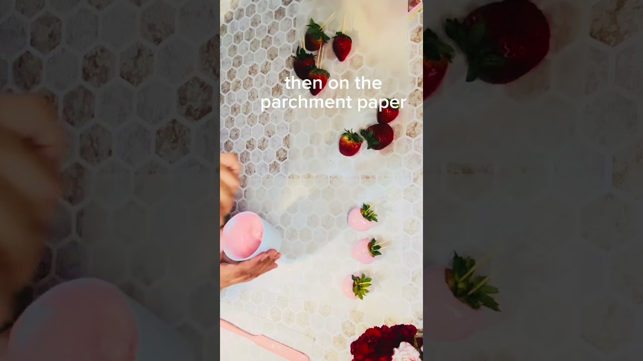 HOW TO MAKE CHOCOLATE COVERED STRAWBERRIES 🍓 