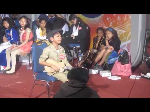 Farizal nyanyi rindu ibu at indonesian idol junior