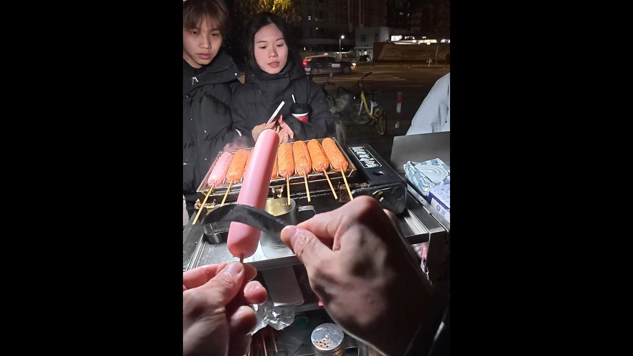 摆摊的生活有苦有甜但看到顾客满意的笑容所有的辛苦都值得了愿每一位摆摊人都能天黑有灯出摊有客付出皆有收获#我的摆摊日记 #脆皮烤肠 #日常vlog #记录真实生活 #创业