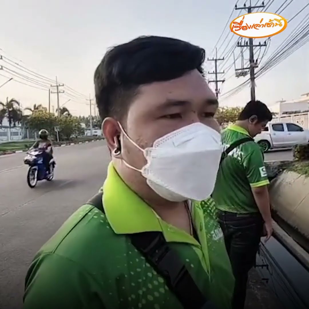 กระบะเบรกทัน หวิดชนเด็กเดินข้ามถนน