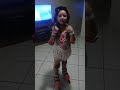 Elisa andando de patis