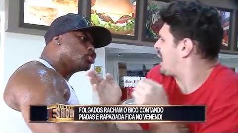 Dupla racha o bico contando piadas e dá um banho da rapaziada