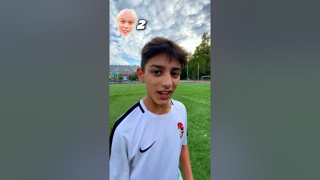 Футболист чеканит мяч