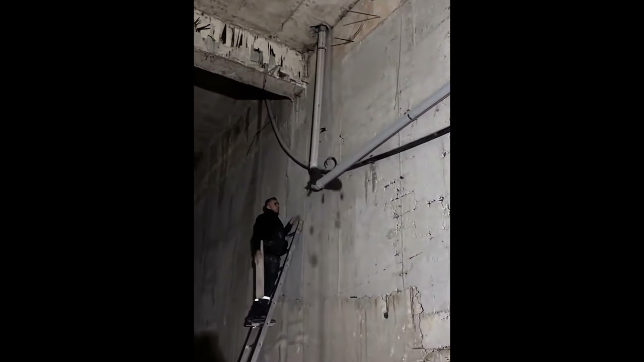 Ошибка новичка: ученик весь в фекалиях — техника безопасности при работе с сантехникой нарушена!