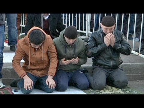 Moskova'da sıkı güvenlik önlemleri altında bayram namazı