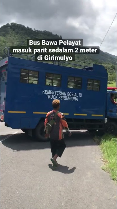 Bus Legend bawa pelayat masuk Parit di Girimulyo