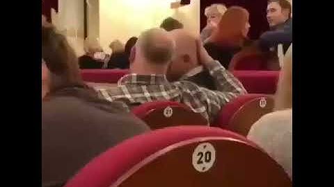 Ржач.Голубки в театре
