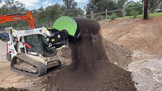 Flipscreen S45 screening bucket, screening topsoil.