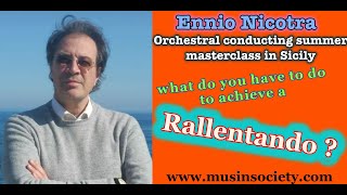 Learn conducting with Ennio Nicotra. Show rallentando slowing the gesture upwards