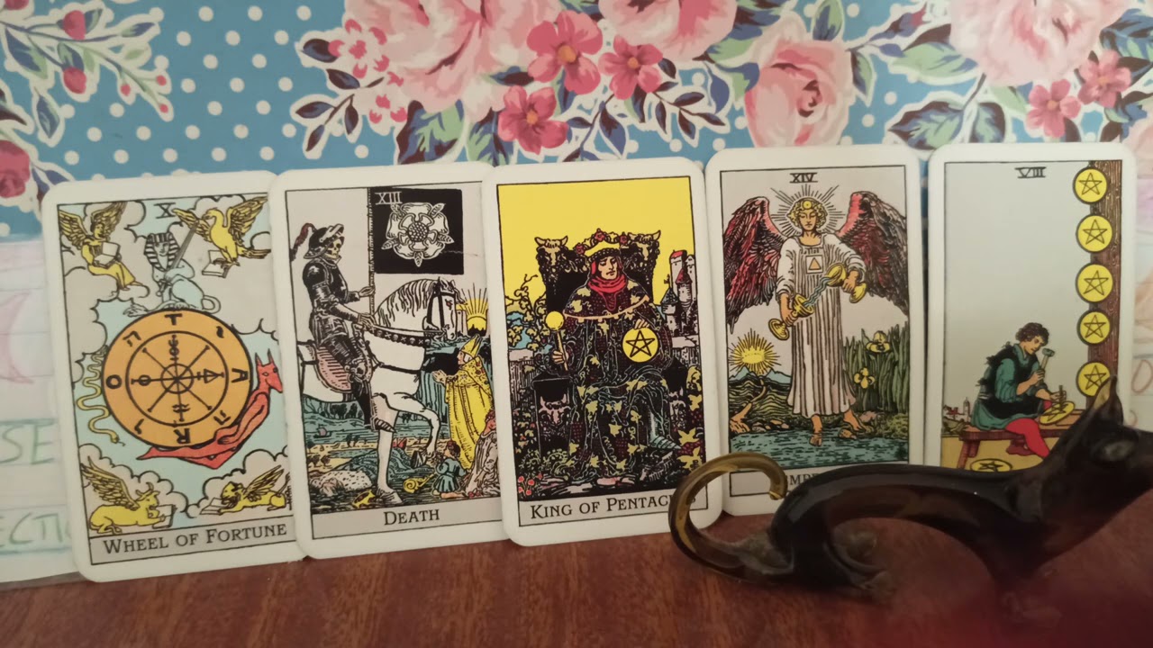 Pick A Card - Ποιός σε (παρακολουθεί)🤔👀