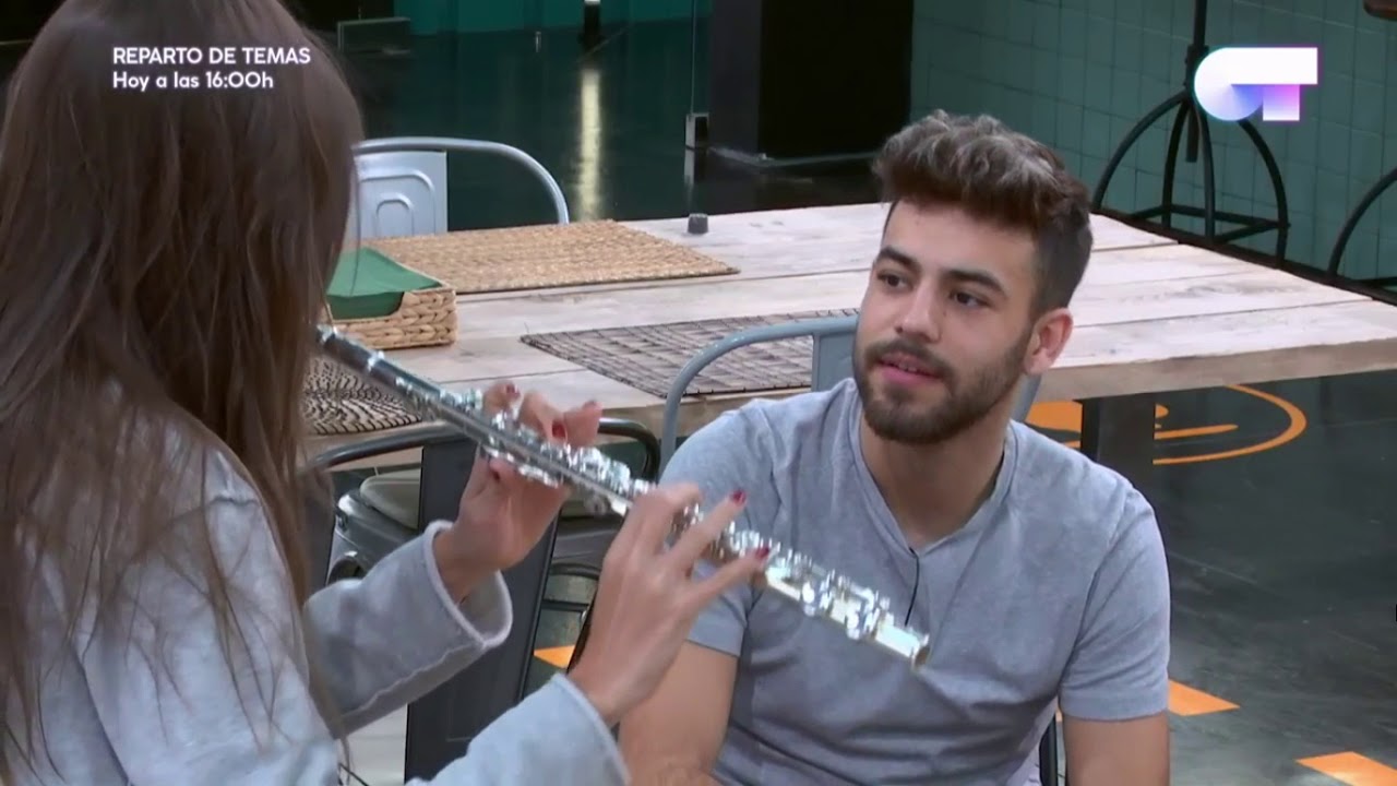 OT2017 - Ana Guerra/War enseña a sus compañeros la flauta travesera - 9E