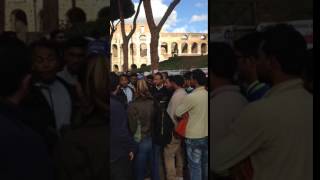 Musulmani in preghiera al Colosseo per difendere le moschee abusive