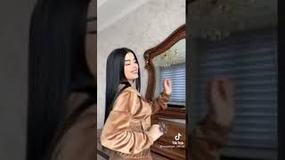 Million Konsertida Uynagan Qiz.