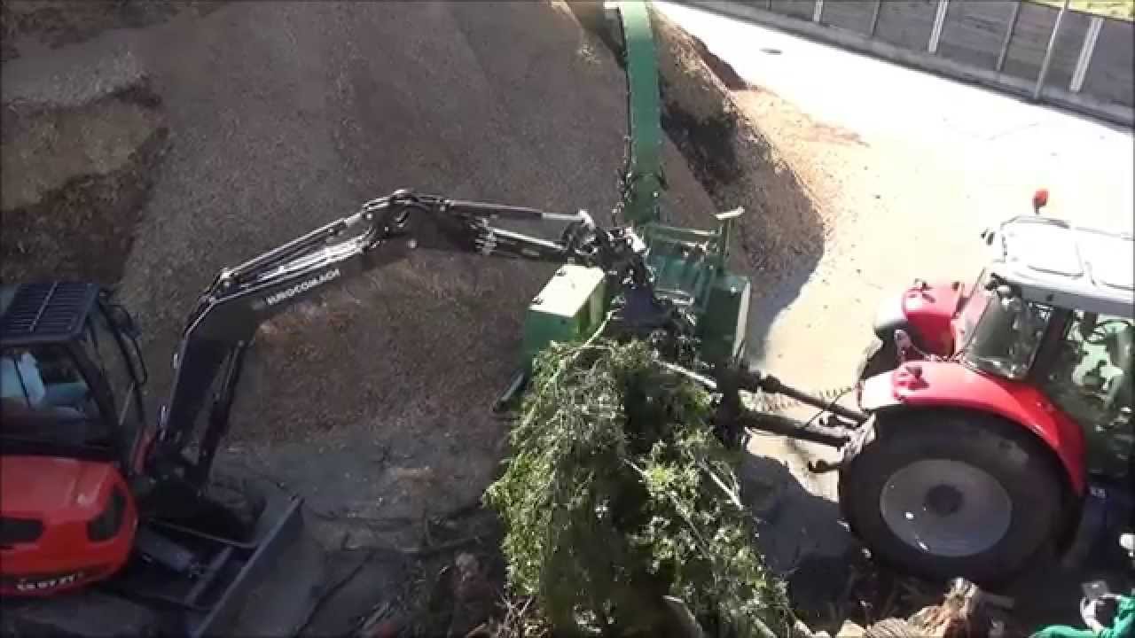 PEZZOLATO PTH 700 - Cippatore a tamburo / Drum chipper powered by 200 Hp tractor M. FERGUSON's PTO