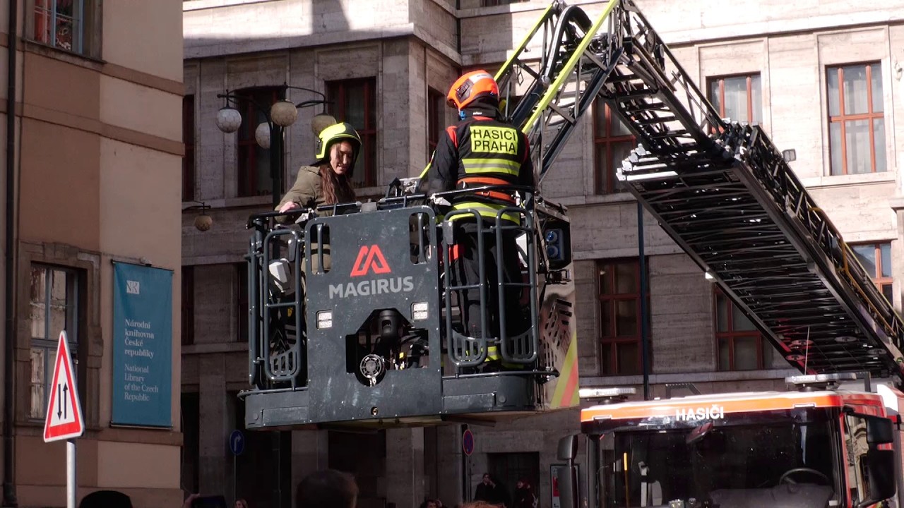 Vybavení za 200 milionů: Pražští hasiči představili nové cisterny i výsuvné žebříky
