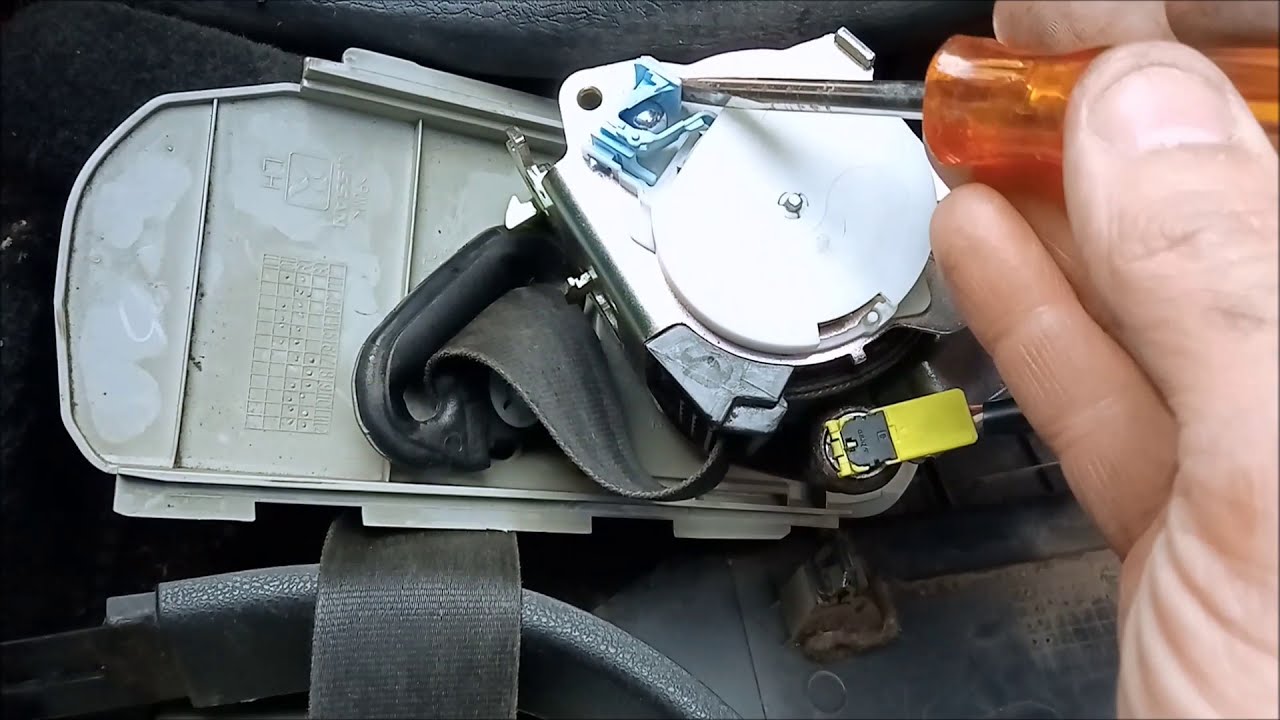 miel Hacer un muñeco de nieve Perceptivo seat belt locked? repair it yourself - YouTube