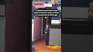 La felicità di questa bimba che aspetta di entrare in cam...
