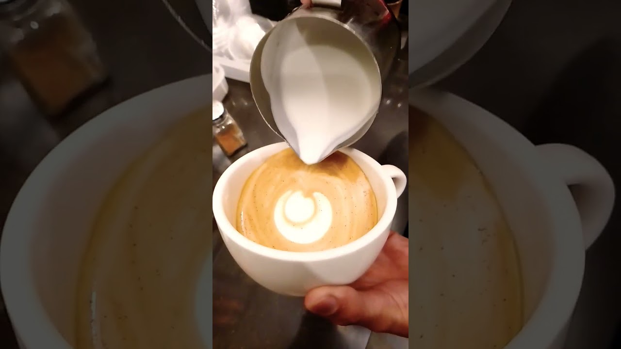 Tulip Latte Art 9 Stock Leaf #Barista @ms.igadoshorts6451 @Lattelaza @ourcoffeeshelter NEwYear