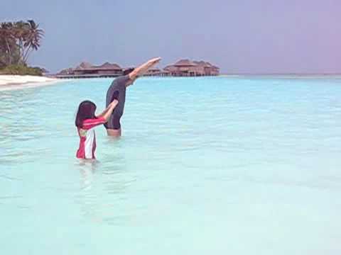 Video: Maria Gorban šarmirala Je Obožavatelje Svojim Grudima U Bijelom Kupaćem Kostimu Na Maldivima