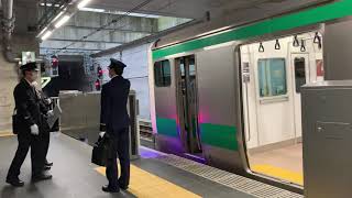 【JR・相鉄】羽沢横浜国大駅　E233系7000番台　JR線直通新宿行き　乗務員交代&発車メロディ&発車シーン