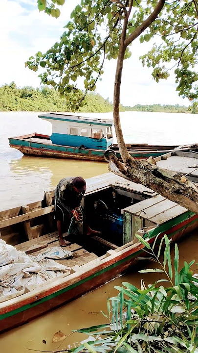 MEMPERBAIKI MESIN KAPAL