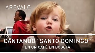 Arevalo - Cantando “Santo Domingo” en un café en Bogotá