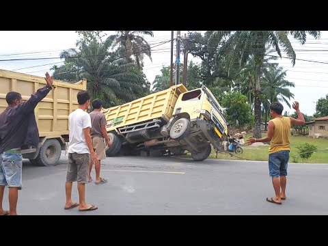 Aksi Menegangkan‼️Evakuasi 2 Unit Truk Jepang Dibantu Oleh Truk Jepang.