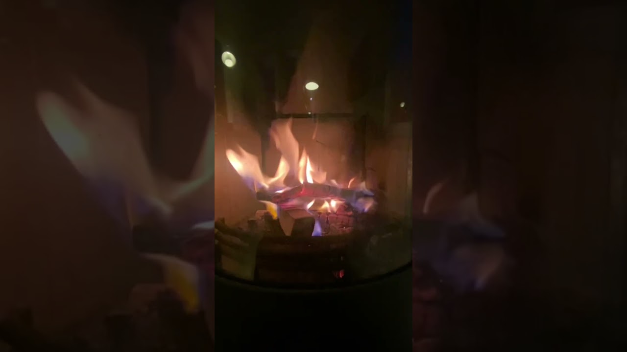 Hyggelig ild i pejsen. 🤩🔥