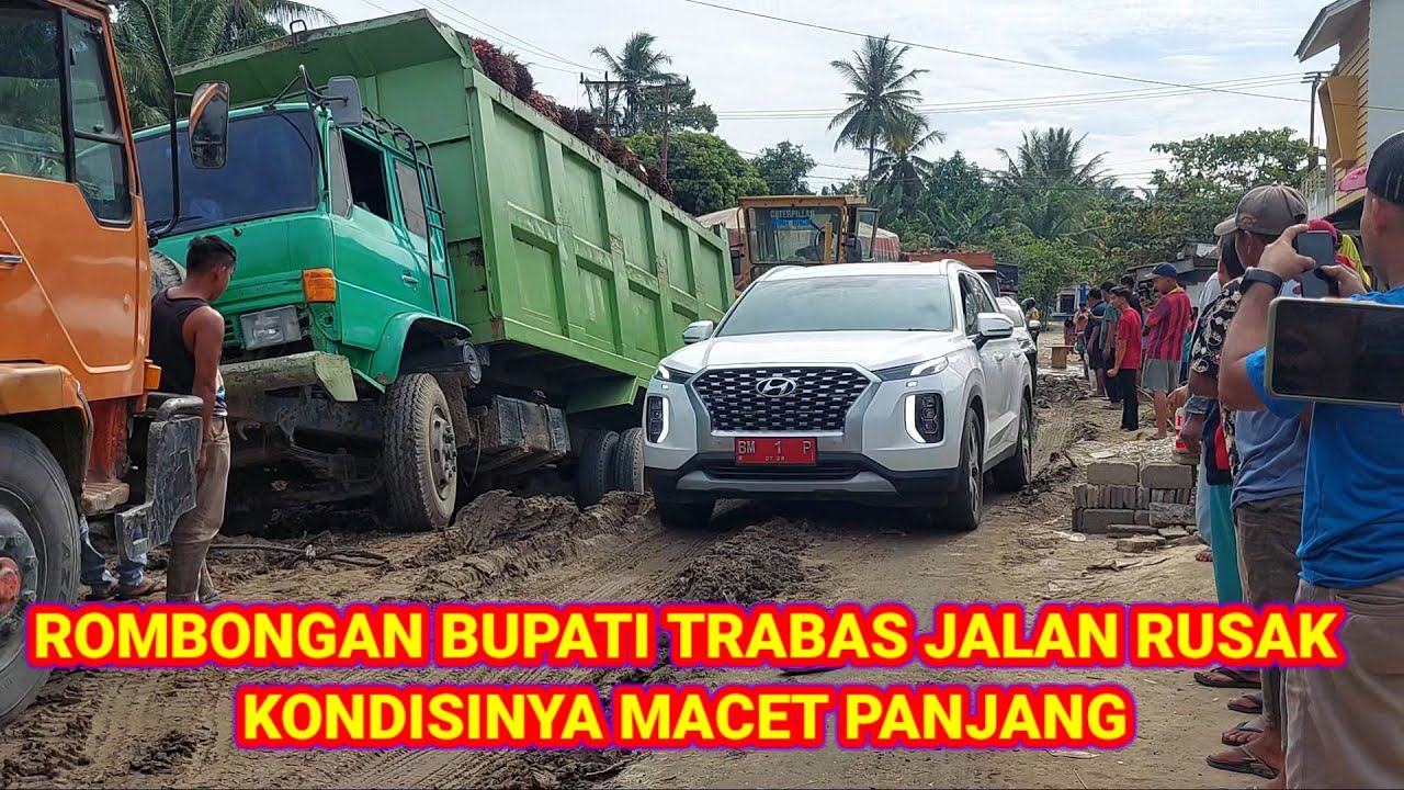 ROMBONGAN BUPATI TERABAS JALAN RUSAK YANG KONDISINYA MACET PANJANG