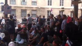 14 juillet 2015 : les manifestants chantent la Marseillaise devant l'Assemblée nationale