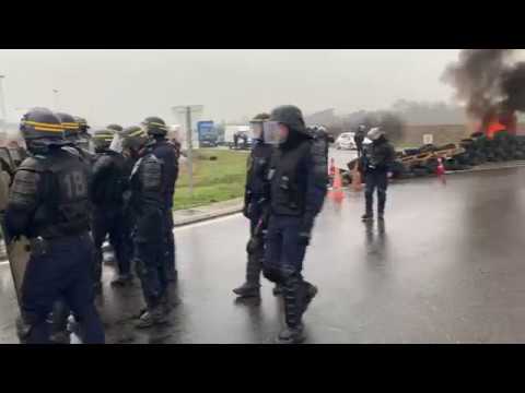 Guerre en Ukraine : les civils évacuent au compte-goutte l'enfer de Marioupol • FRANCE 24