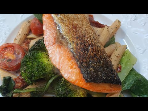 Сливочная паста с Лососем и брокколи.  Creamy salmon and broccoli pasta.