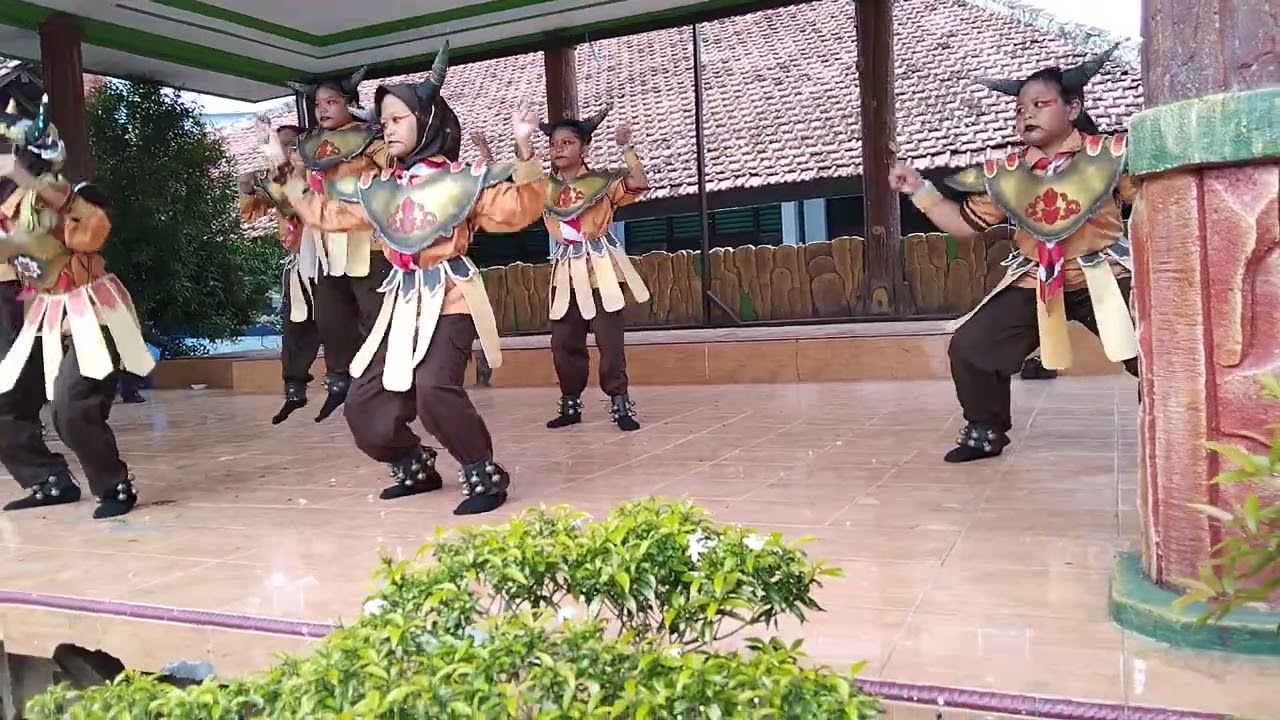 Penampilan barung putri SD 1 Kebondalem Pemalang dalam pesta siaga 2023 ,,,tari Kebo ijo ,,,,