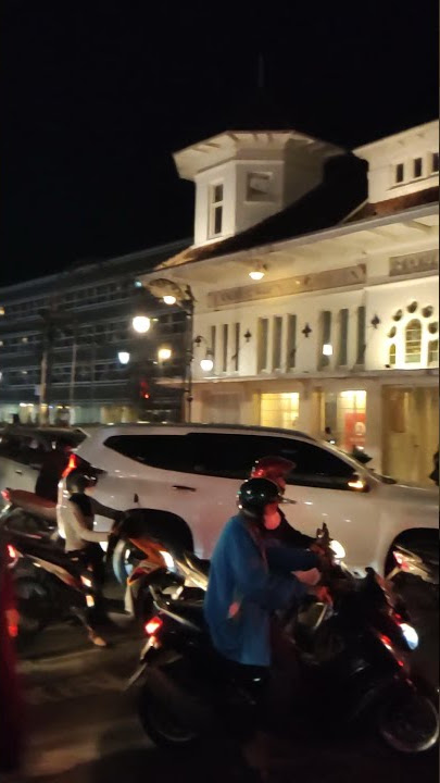 status wa di alun alun bandung