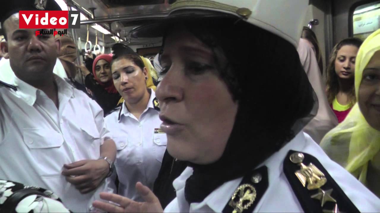 بالفيديو.. الشرطة النسائية تنظم حملة توعية داخل عربات السيدات بالمترو